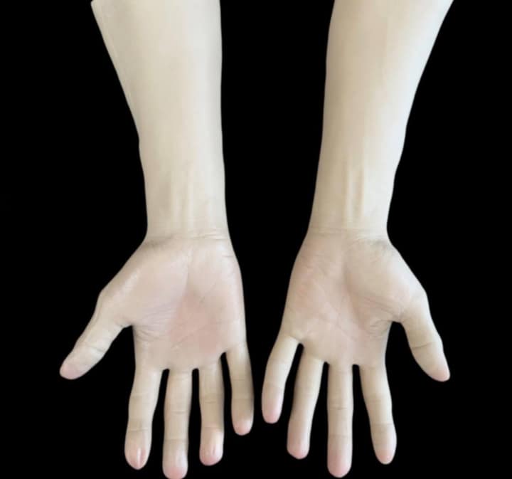 Silicone hands detail view 1